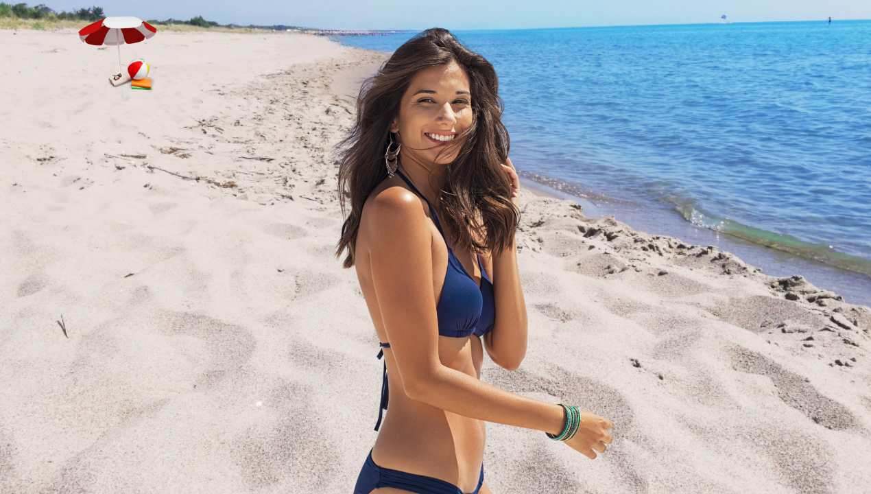 Giovane donna in spiaggia