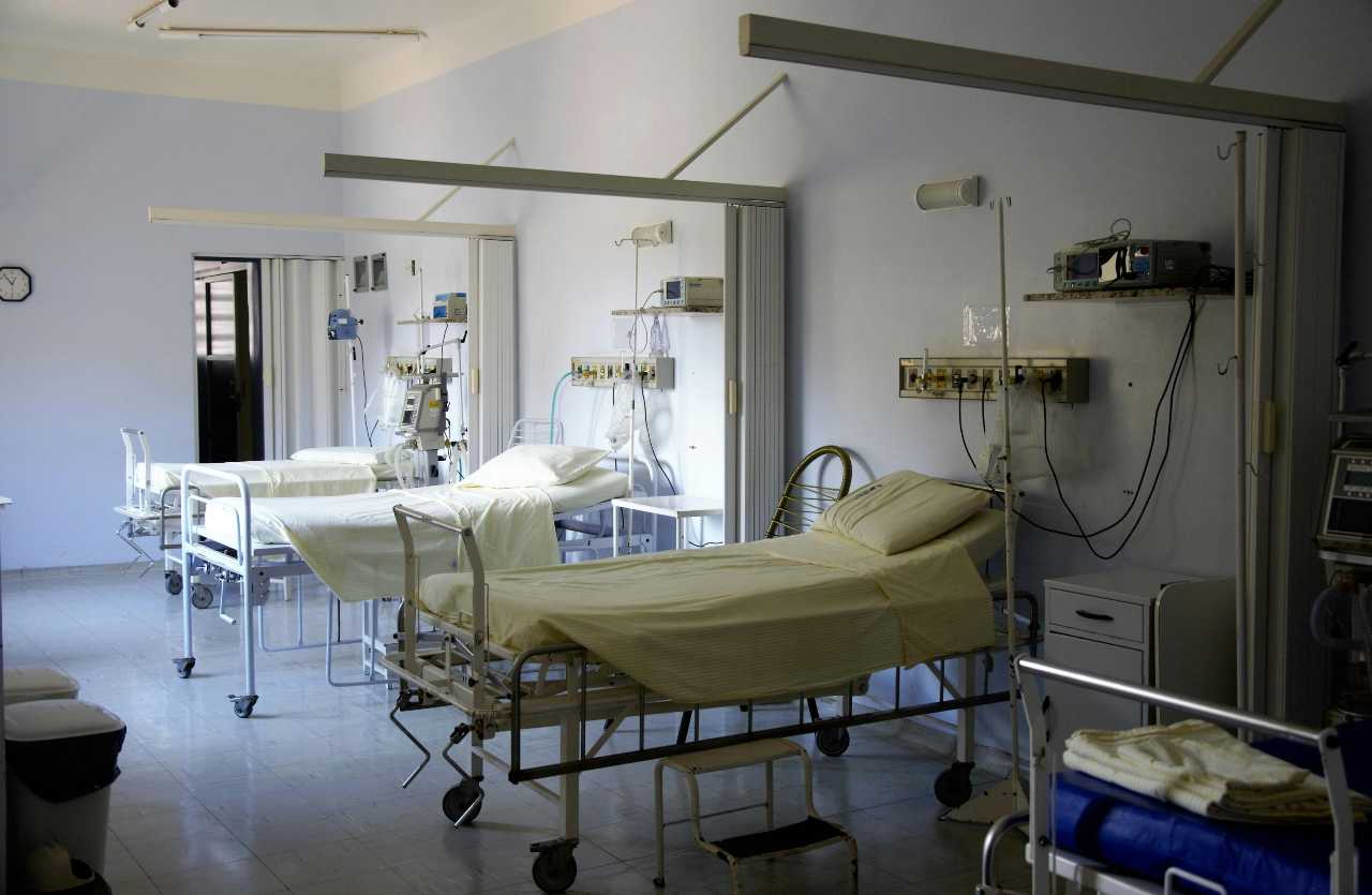 camera di ospedale con lettini