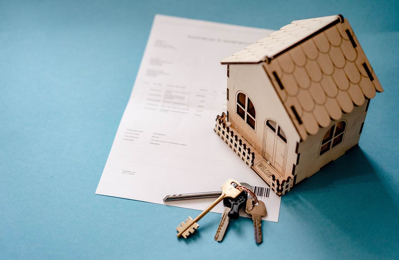 miniatura casa con chiavi e documento
