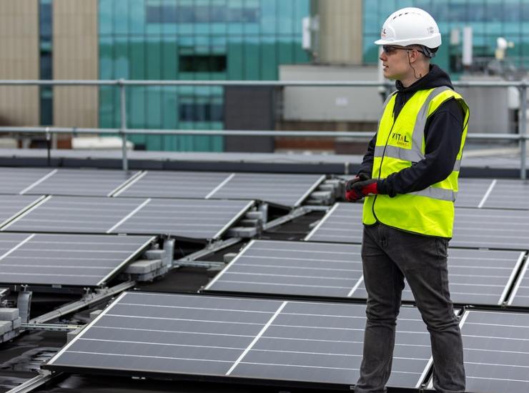 operario su tetto con pannelli fotovoltaici