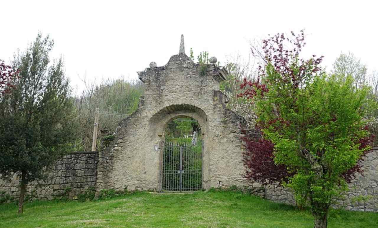 cancello e muro in pietra