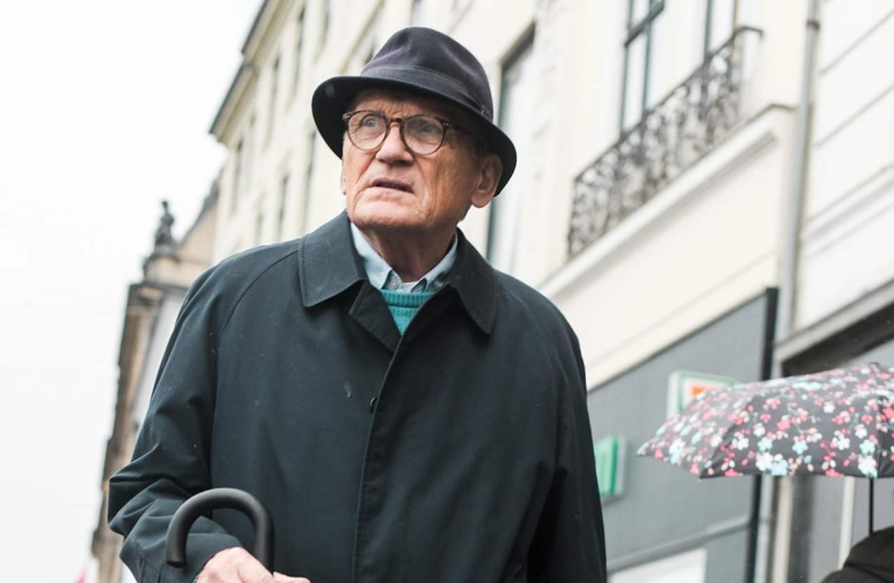 anziano con cappello e occhiali